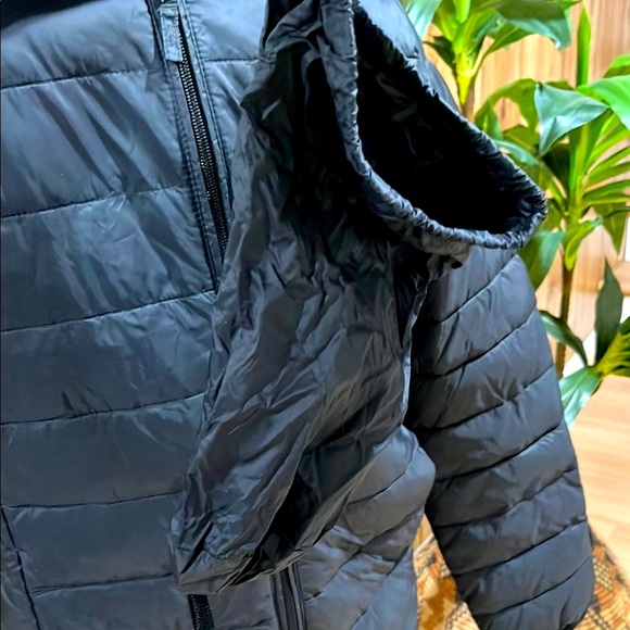 AMAZON ESSENTIALS - Black Quilted Puffer Jacket with Hood - Picture 3 of 5
